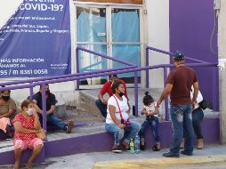 Familiares esperan información sobre enfermos de COVID-19 afuera del Hospital Regional, enMonterrey. EFE/M. Castañeda