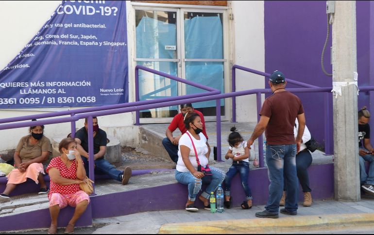 Familiares esperan información sobre enfermos de COVID-19 afuera del Hospital Regional, enMonterrey. EFE/M. Castañeda