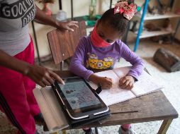 Las ofertas invitan a que los padres de familia sustituyan su inscripción a un plantel público o privado por la asistencia de un docente en casa. AP / ARCHIVO