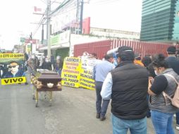 Familiares y amigos de Juan Carlos acudieron al juzgado con un féretro y pancartas para externar su descontento. SUN