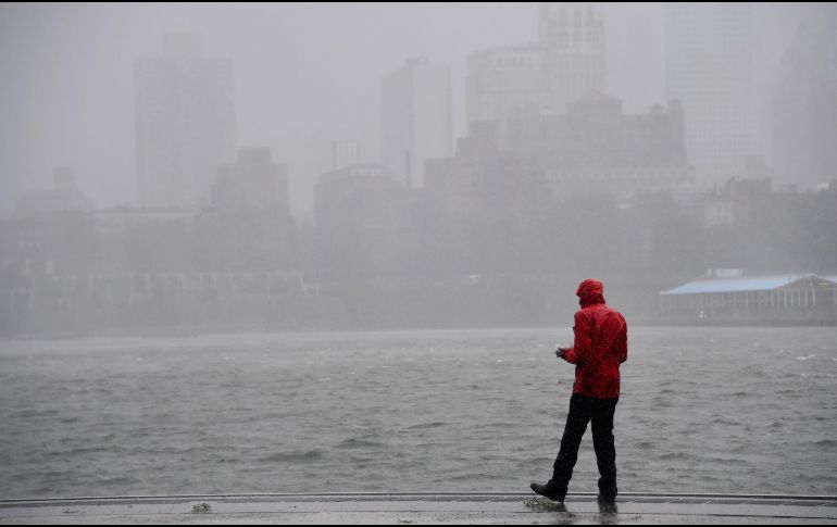 Vista de Manhattan, en la ciudad de Nueva York, mientras se aproxima la tormenta tropical. AFP/A. Weiss