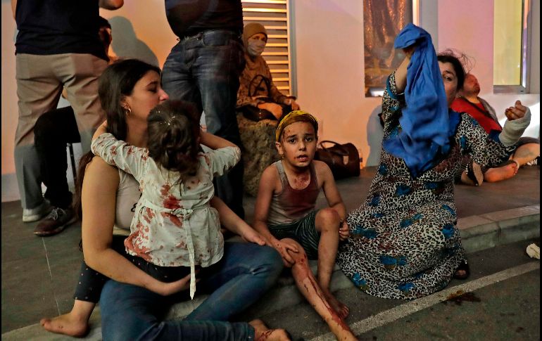 Heridos esperan afuera de un hospital para recibir atención médica. AFP/I. Amro
