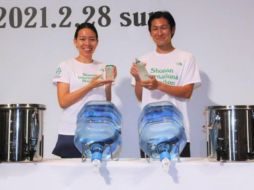 Modelos posan con la taza y la botella reutilizables que los corredores llevarán consigo durante el Maratón Internacional de Shonan. ESPECIAL/japantimes.com