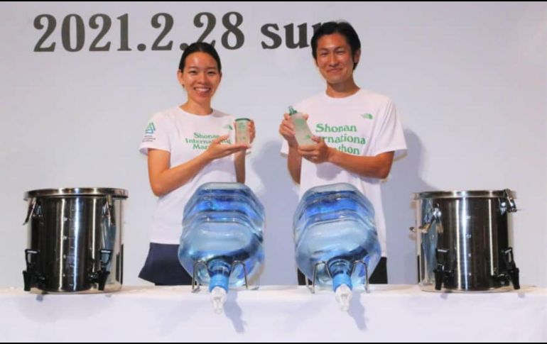 Modelos posan con la taza y la botella reutilizables que los corredores llevarán consigo durante el Maratón Internacional de Shonan. ESPECIAL/japantimes.com