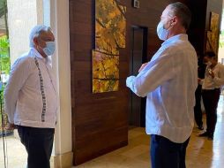 A través de Twitter, el gobernador difundió una fotografía en la que se observa que ambos portaron cubrebocas ante la pandemia de COVID-19. TWITTER/@QuirinoOC