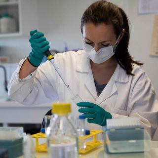 Nueva vacuna contra el COVID-19 muestra resultados positivos; aún está en fases 1 y 2