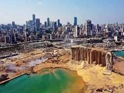 Según las autoridades, unas dos mil 750 toneladas de nitrato de amonio, almacenado ''sin medidas de seguridad'' en el puerto de Beirut, son el origen de la potente explosión. AFP
