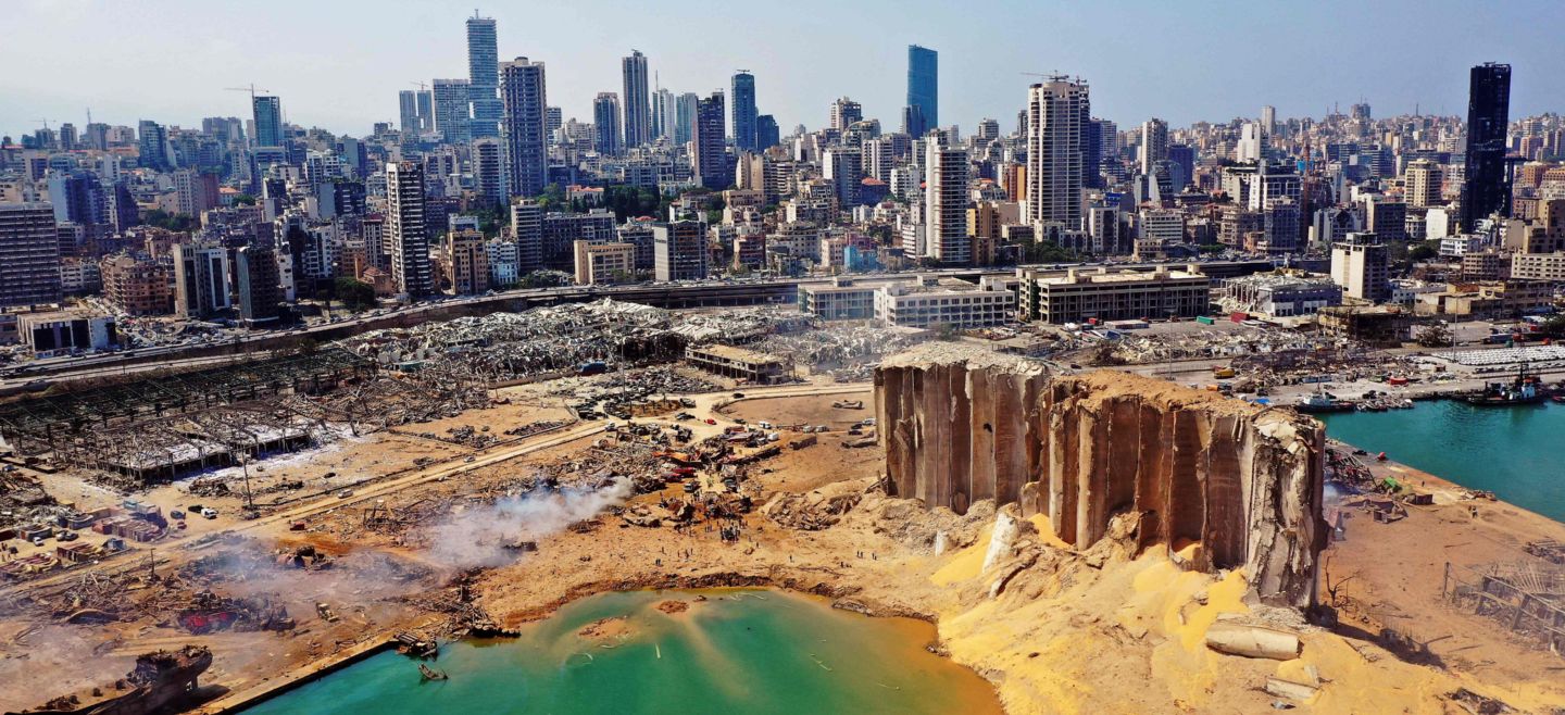 Según las autoridades, unas dos mil 750 toneladas de nitrato de amonio, almacenado ''sin medidas de seguridad'' en el puerto de Beirut, son el origen de la potente explosión. AFP