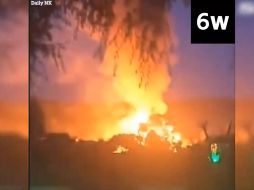 El video muestra llamas naranjas y humo negro subiendo hacia el cielo desde Hyesan, mientras se oyen fuertes sonidos . TWITTER