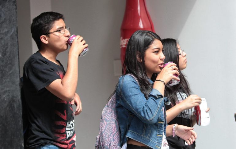 Al momento rige un IEPS de 1.2616 pesos por litro en las bebidas con alto contenido de azúcar. EFE/ARCHIVO