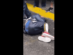 El agredido se cubre el rostro, para evitar que le tomen fotos y que los golpes le afecten. TWITTER/@Univ_Metropoli