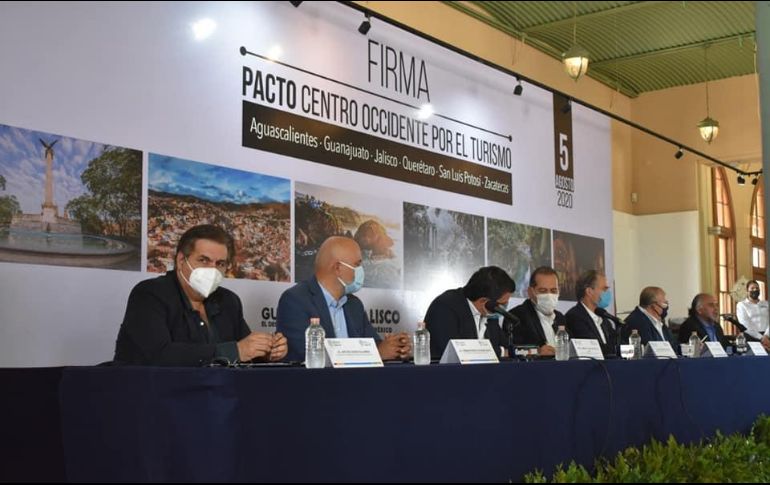 Martín Orozco Sandoval, gobernador de Aguascalientes, encabeza la presentación del acuerdo firmado por los representantes del sector de cada estado. FACEBOOK/@aespersulaiman