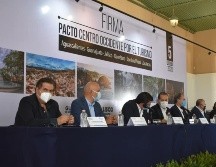 Martín Orozco Sandoval, gobernador de Aguascalientes, encabeza la presentación del acuerdo firmado por los representantes del sector de cada estado. FACEBOOK/@aespersulaiman