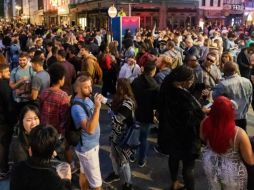 En Londres se ha visto a jóvenes de fiesta y formar muchedumbres sin respetar la distancia social. AP/ARCHIVO