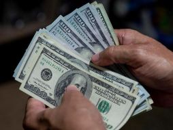 Economistas aseguran que, si no fuera por los ingresos que recibe el país por concepto de remesas, el dólar podría estarse intercambiando en 24 pesos. EFE/R. Peña