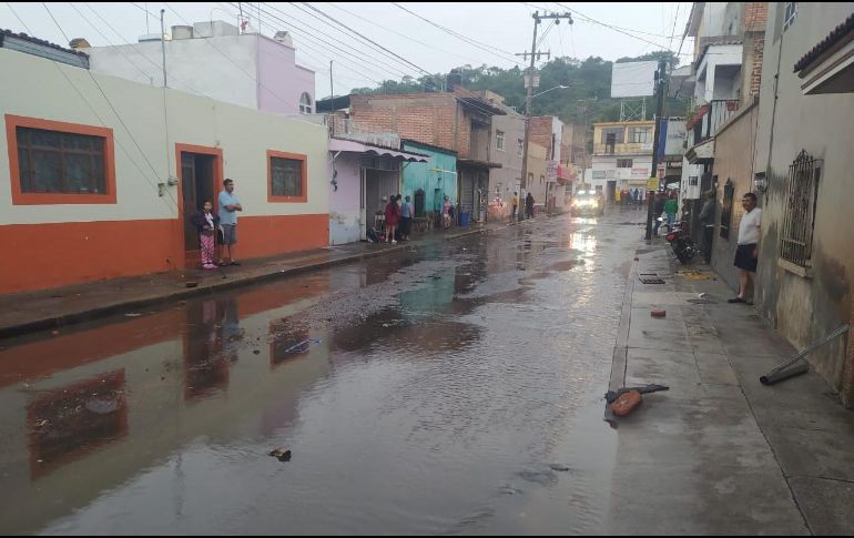 Los principales daños se encontraron en un par de negocios ubicados sobre la avenida Cuauhtémoc, en su cruce con Núñez Morquecho. ESPECIAL/UEPCBJ