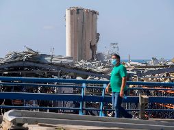 Un residente contempla las ruinas del puerto. AFP/J. Eid