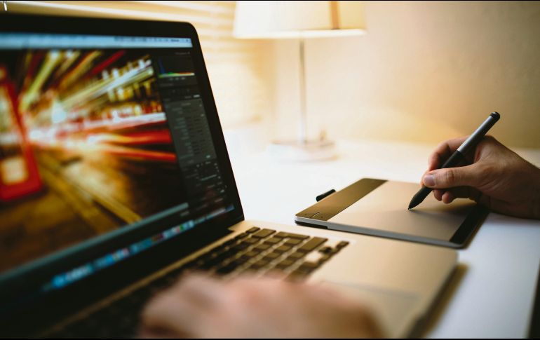 Aunque pareciera que las clases virtuales son más ágiles y directas, esta dinámica puede resultar nueva para quienes no están acostumbrados a las herramientas y plataformas digitales. ESPECIAL