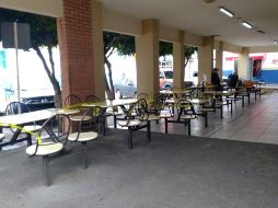Área de comida en el mercado municipal con espacios clausurados. Más de tres mil 500 comercios han sido sancionados por no acatar las medidas de sanidad. FACEBOOK/GobiernodeTlajomulco