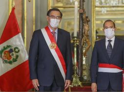 Fotografía cedida por la agencia Andina que muestra al presidente de Perú, Martin Vizcarra (i), mientras toma juramento a Walter Martos (d) como presidente del Consejo de Ministros. EFE/Andina