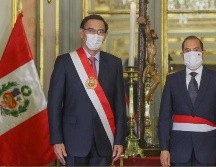 Fotografía cedida por la agencia Andina que muestra al presidente de Perú, Martin Vizcarra (i), mientras toma juramento a Walter Martos (d) como presidente del Consejo de Ministros. EFE/Andina