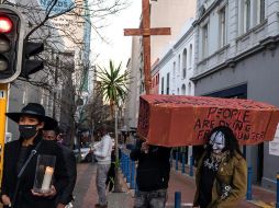 Miembros de la industria hotelera participan en una protesta en Ciudad del Cabo, Sudáfrica, debido a las medidas de confinamiento que afectan al sector. EFE/N. Bothma