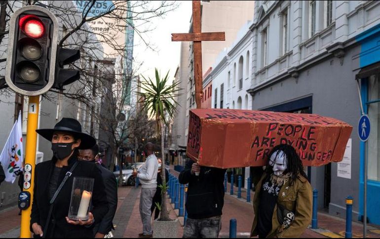 Miembros de la industria hotelera participan en una protesta en Ciudad del Cabo, Sudáfrica, debido a las medidas de confinamiento que afectan al sector. EFE/N. Bothma