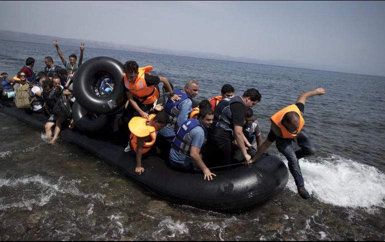 Advierten que los migrantes, en su desesperación, se embarcan en condiciones infrahumanas, algo aprovechado por los traficantes de personas. AP/ARCHIVO