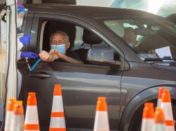 Miembros de la Guardia Nacional realizan pruebas de coronavirus en el estacionamiento del estadio Super Bowl del Hard Rock Cafe Miami. EFE/C. Herrera