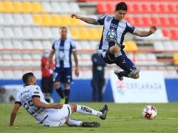 El jugador Víctor Dávila (d) del Pachuca disputa el balón este jueves con Daniel Ángel Cervantes (i) del Querétaro, durante el partido. EFE/D. Martínez