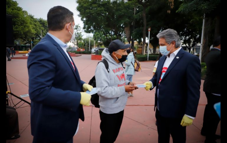 Los donadores realizan un acto simbólico de la entrega en el Parque Rojo. EL INFORMADOR/F. Atilano