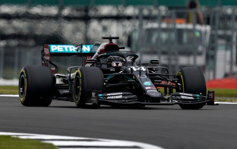 El campeón defensor, Hamilton, venció a su compañero de escudería por .176 segundos en la sesión vespertina. AP / W. Oliver