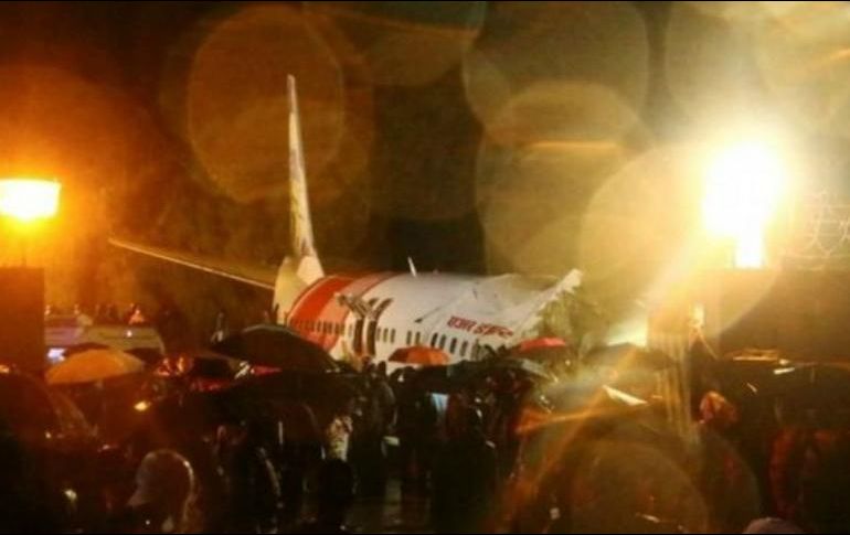 El avión realizó dos intentos fallidos de aterrizaje por las lluvias. Reuters