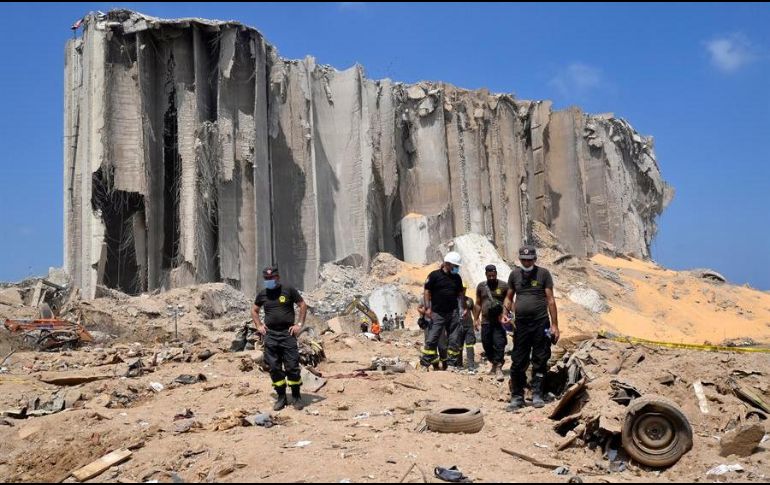 Trabajadores libaneses de los servicios de Protección Civil buscan supervivientes y cuerpos de fallecidos entre los escombros tres días después de las explosiones. EFE/W. Hamzeh