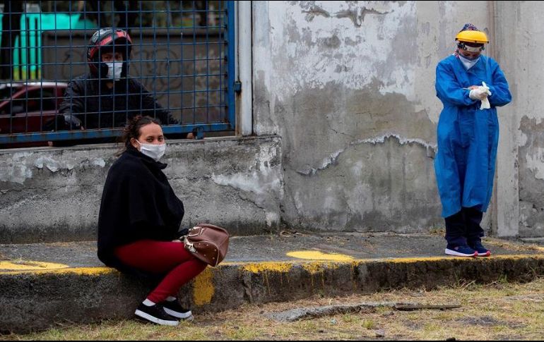 Una mujer con síntomas de COVID espera a ser atendida en una carpa de triaje para realizarle pruebas de sangre, en Quito, Ecuador. EFE/José Jácome/Archivo