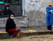 Una mujer con síntomas de COVID espera a ser atendida en una carpa de triaje para realizarle pruebas de sangre, en Quito, Ecuador. EFE/José Jácome/Archivo
