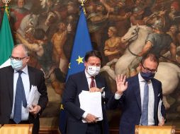 El primer ministro Giuseppe Conte (C) con el ministro de Economía, Roberto Gualtieri (L) y el ministro de Justicia, Alfonso Bonafede, asisten a una conferencia de prensa este viernes. EFE/C. Peri
