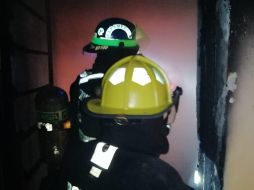 Para controlar el incendio participaron ocho integrantes de la Protección Civil con ayuda de una motobomba y una pipa.ESPECIAL