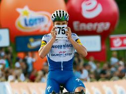 APOYO. Remco Evenepoel se solidarizó con Fabio Jakobsen al ganar ayer en Polonia. EFE • G. Momot