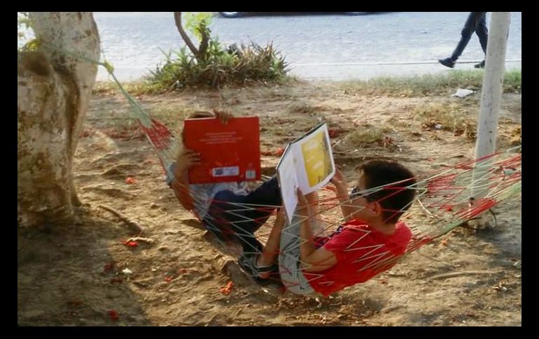 PRIMEROS PASOS. Las hamacas engancharon con los niños para leer cómodamente. CORTESÍA