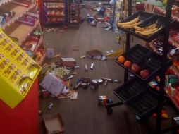 Productos quedaron en el suelo de un tienda en Sparta, Carolina del Norte, luego del sismo. AP/M. Hull