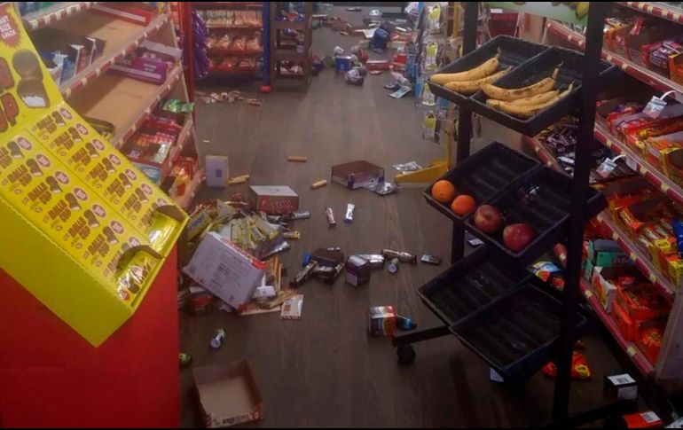 Productos quedaron en el suelo de un tienda en Sparta, Carolina del Norte, luego del sismo. AP/M. Hull