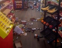 Productos quedaron en el suelo de un tienda en Sparta, Carolina del Norte, luego del sismo. AP/M. Hull
