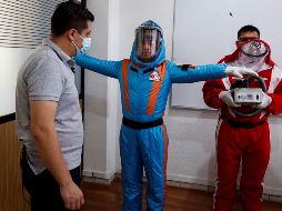 El director de la empresa XE Ingeniería Médica, Fernando Avilés (i), muestra el traje. EFE/J. Méndez