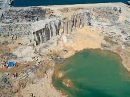 Vista aérea de este domingo del puerto de Beirut, en la zona donde quedó un cráter y restos de un silo luego de las explosiones. AFP
