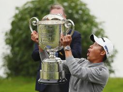 HITO. Collin Morikawa es el noveno jugador que gana un Major en su debut en este tipo de torneos. AFP• S. Haffey