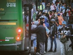 PELIGRO. Pese a las aglomeraciones, los ciudadanos corren el riesgo de contagio por miedo a perder sus empleos.  EL INFORMADOR• F. Atilano 