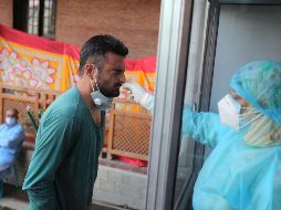 A diferencia de otras enfermedades respiratorias como la influenza que se propagan principalmente en invierno, la pandemia del coronavirus toma fuerza en verano. EFE / F. Khan