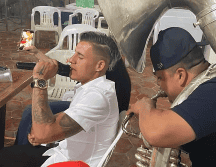 En la imagen se aprecia al jugador de Chivas entonando una canción a todo pulmón durante una fiesta familiar. ESPECIAL