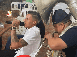 En la imagen se aprecia al jugador de Chivas entonando una canción a todo pulmón durante una fiesta familiar. ESPECIAL